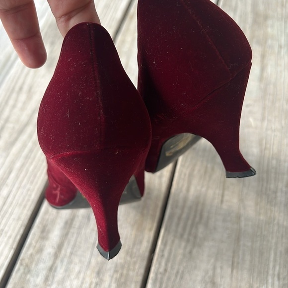 Vintage Notorious For Bakers Leeds Maroon Wine Velvet Kitten Heels Size 10B - Picture 11 of 12